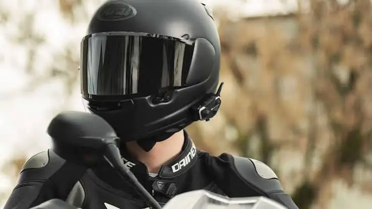 Intercomunicador de moto Midland BT Rush con tecnología de red Mesh y audio RCF.