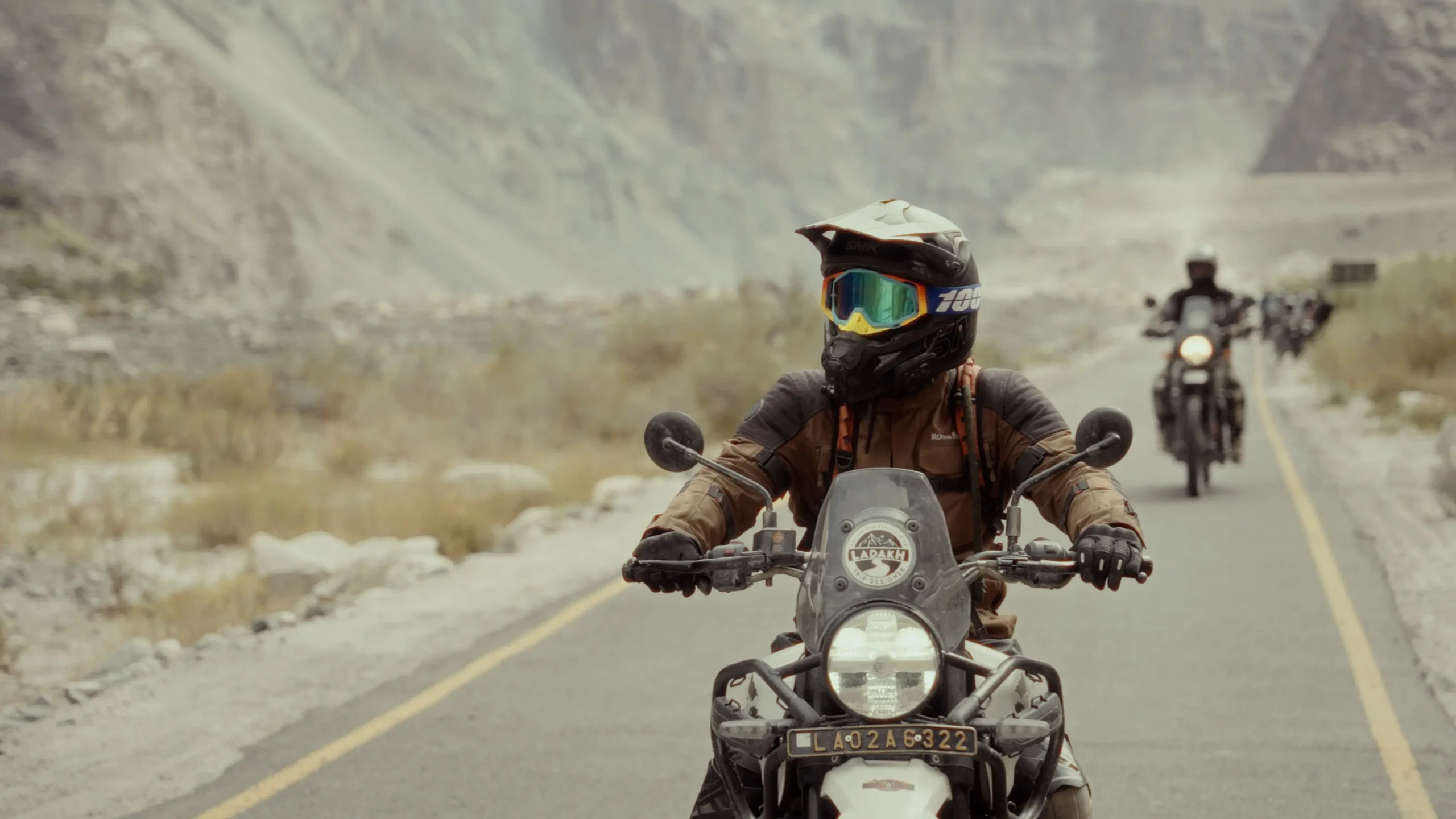 Mejores intercomunicadores Cardo instalados en el casco de un motorista en ruta